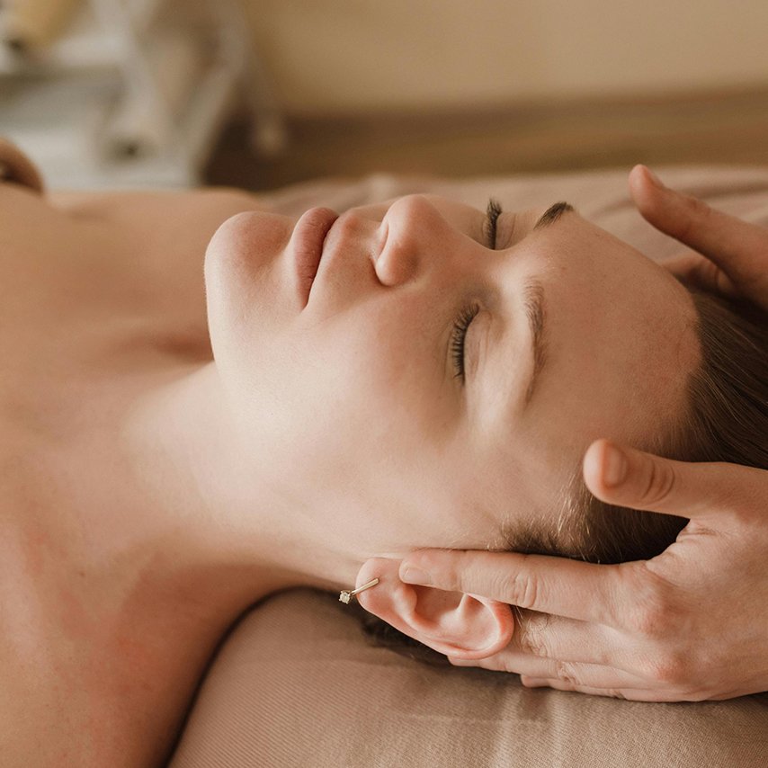 Holistic face sculpting therapy in Berlin focusing on natural facial contouring and tissue renewal through gentle manual techniques